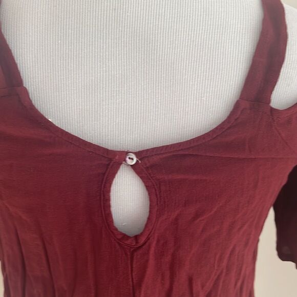 On or off the shoulder Maroon top with key hole opening size S - Picture 6 of 8